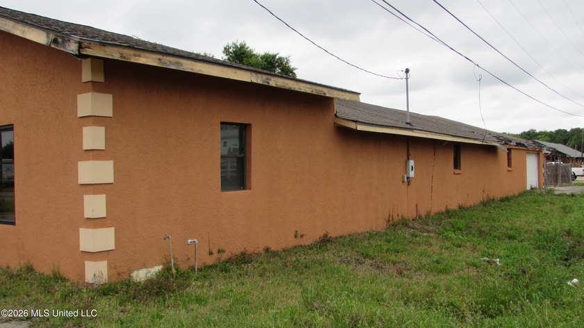 Attractive block warehouse located on a busy street. No flood - photo 2