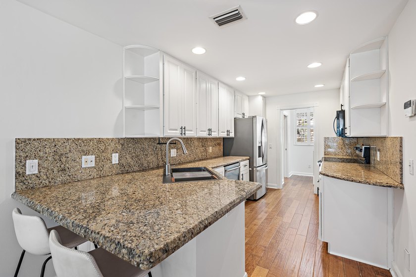 Beautifully maintained 3-bedroom, 2.5-bath townhome. This - photo 2