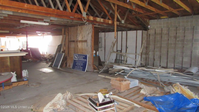 Attractive block warehouse located on a busy street. No flood - photo 4