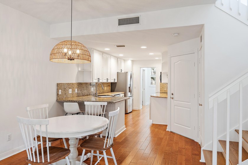 Beautifully maintained 3-bedroom, 2.5-bath townhome. This - photo 4