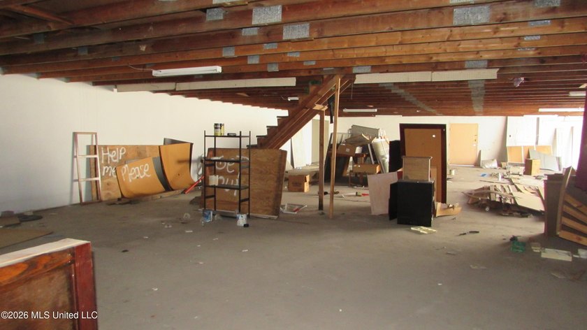 Attractive block warehouse located on a busy street. No flood - photo 5