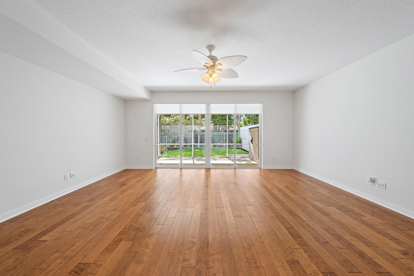 Beautifully maintained 3-bedroom, 2.5-bath townhome. This - photo 6