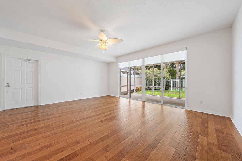 Beautifully maintained 3-bedroom, 2.5-bath townhome. This - photo 7