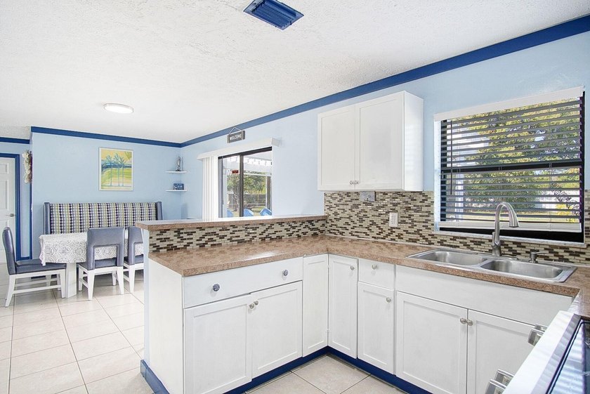Welcome home to this spacious 4 bedroom 2 bathroom TURNKEY fully - photo 6
