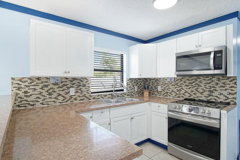 Welcome home to this spacious 4 bedroom 2 bathroom TURNKEY fully - photo 8