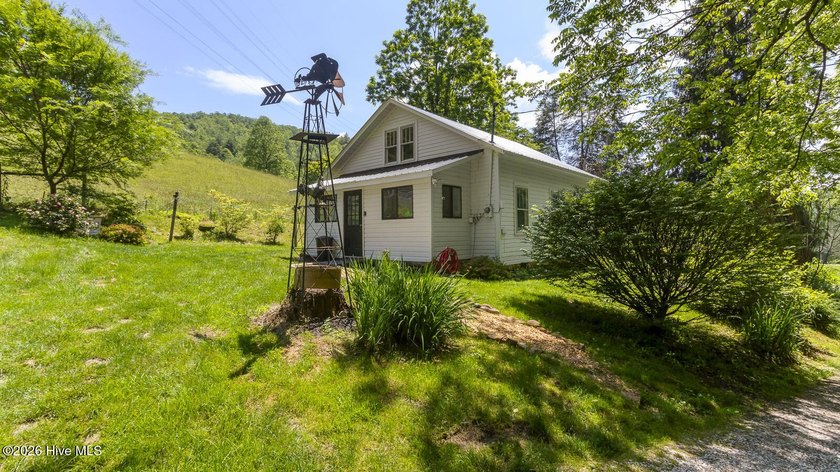 Discover a rare opportunity to own a charming 1940s mountain - photo 13