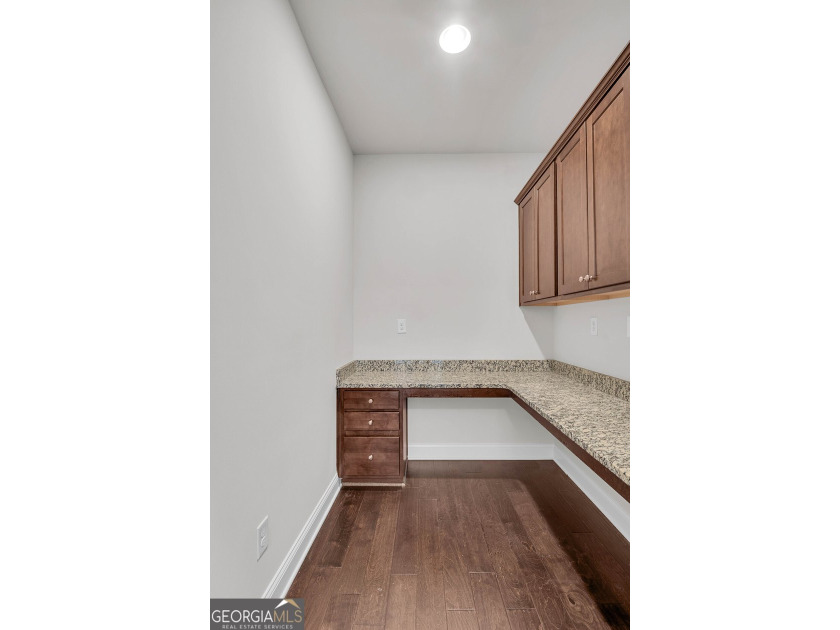 Beautifully maintained and freshly painted two-story home with a - photo 14