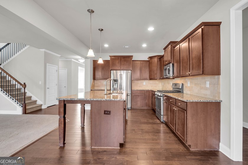 Beautifully maintained and freshly painted two-story home with a - photo 15