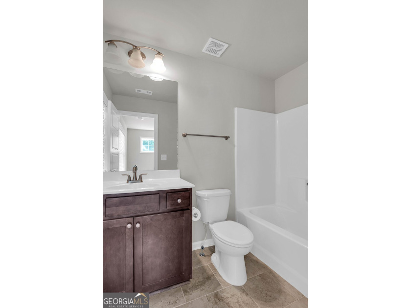 Beautifully maintained and freshly painted two-story home with a - photo 23