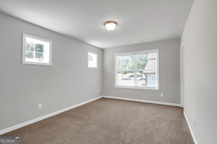 Beautifully maintained and freshly painted two-story home with a - photo 24