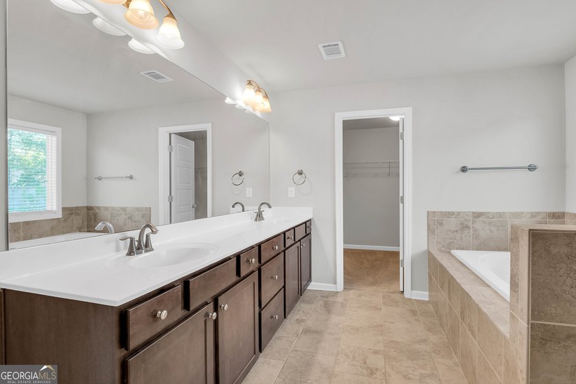 Beautifully maintained and freshly painted two-story home with a - photo 29