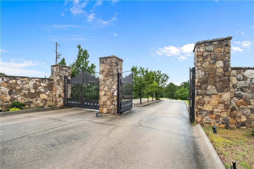 BACK ON MARKET AT NO FAILT OF SELLER. This custom-built - photo 3