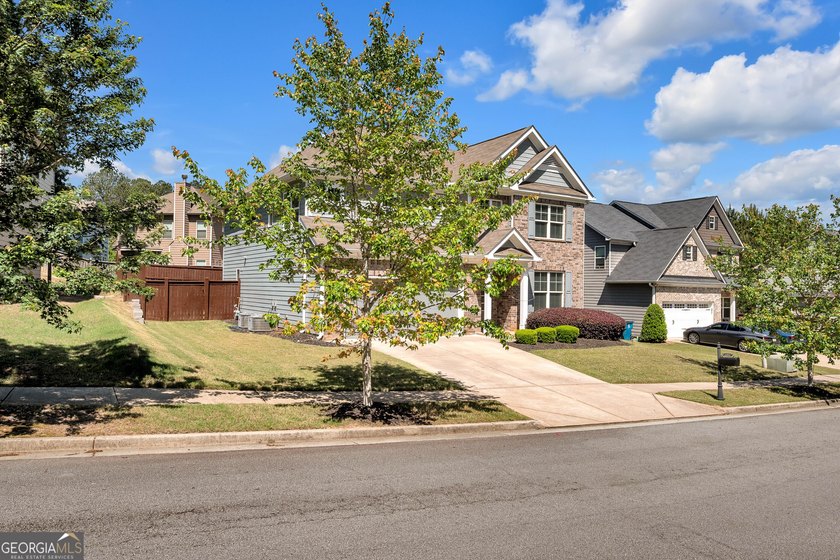 Beautifully maintained and freshly painted two-story home with a - photo 33
