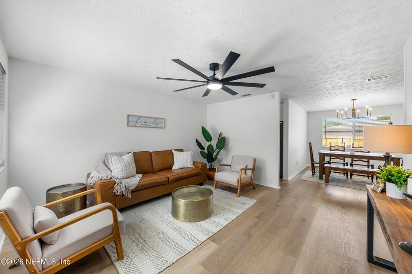 THIS BEAUTIFUL HOME IN A QUIET NEIGHBORHOOD IS READY FOR A NEW - photo 3