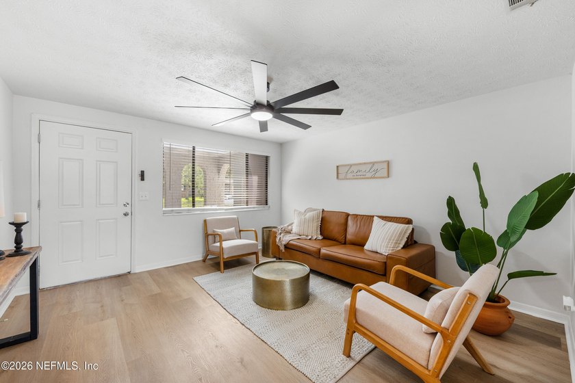 THIS BEAUTIFUL HOME IN A QUIET NEIGHBORHOOD IS READY FOR A NEW - photo 5