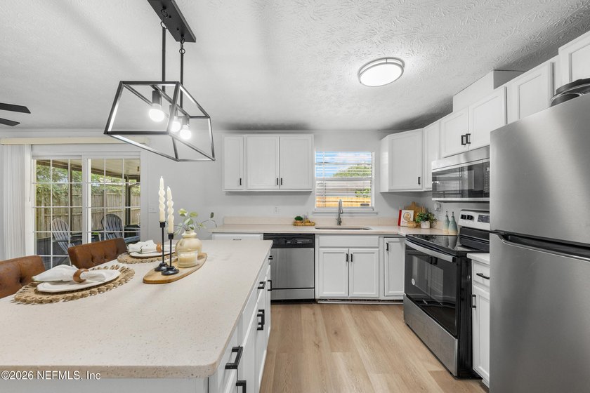THIS BEAUTIFUL HOME IN A QUIET NEIGHBORHOOD IS READY FOR A NEW - photo 7