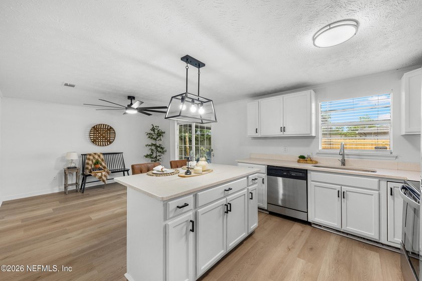 THIS BEAUTIFUL HOME IN A QUIET NEIGHBORHOOD IS READY FOR A NEW - photo 8