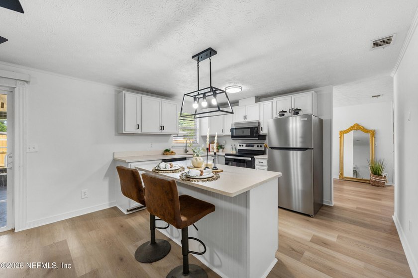 THIS BEAUTIFUL HOME IN A QUIET NEIGHBORHOOD IS READY FOR A NEW - photo 9