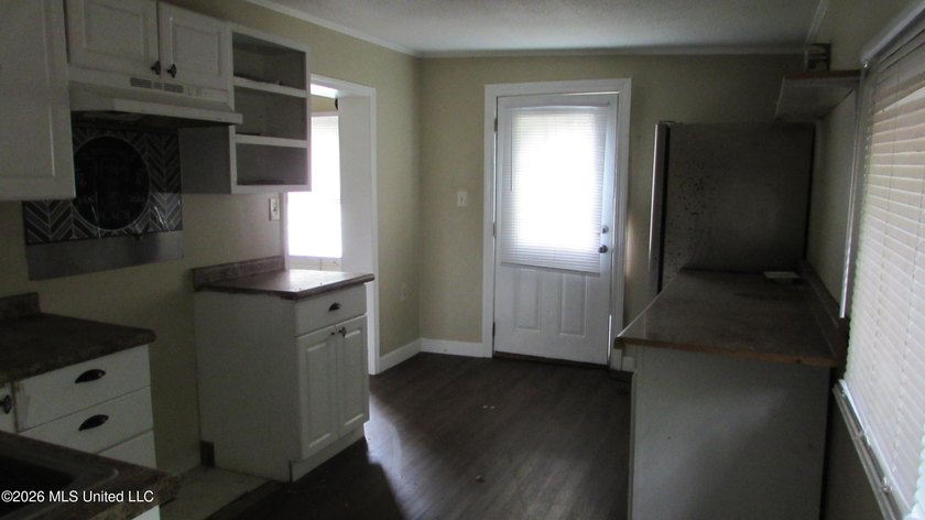Corner lot near downtown Gulfport. Fenced yard, newer roof, does - photo 3