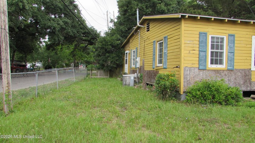 Corner lot near downtown Gulfport. Fenced yard, newer roof, does - photo 10