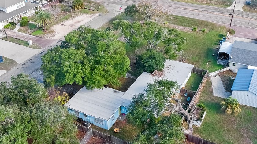 Excellent investment opportunity in the heart of Rockport - photo 4