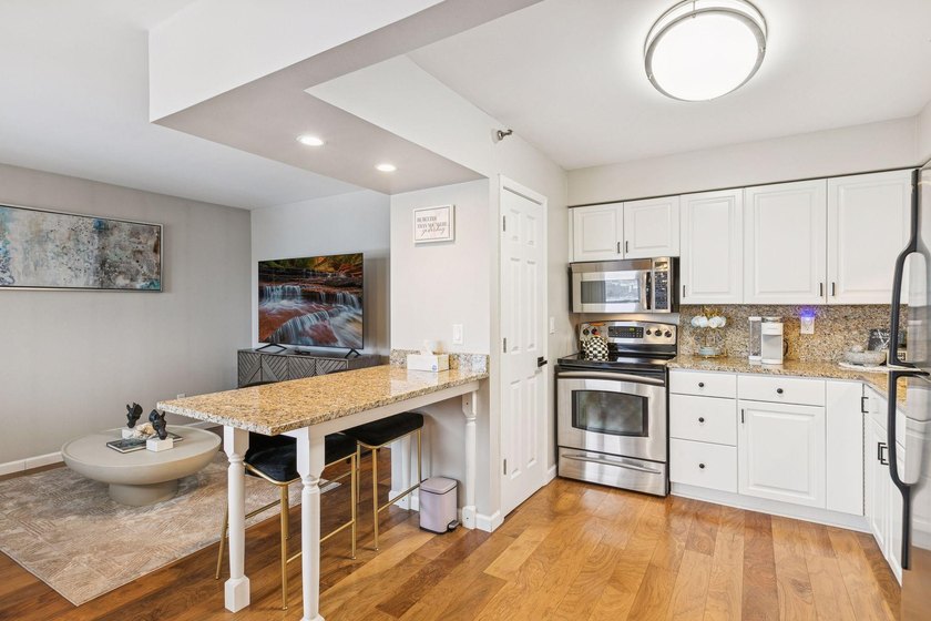 Reduced $35,000 ! Stunning 17th floor unit featuring: 2 bedrooms - photo 11