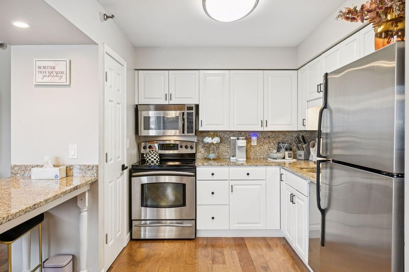 Reduced $35,000 ! Stunning 17th floor unit featuring: 2 bedrooms - photo 12