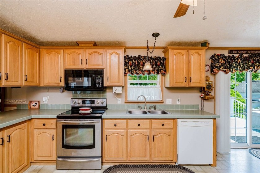 Presenting 20 Blackbird Ct, a meticulously maintained 2003 home - photo 22