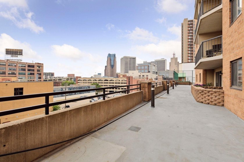 Reduced $35,000 ! Stunning 17th floor unit featuring: 2 bedrooms - photo 31