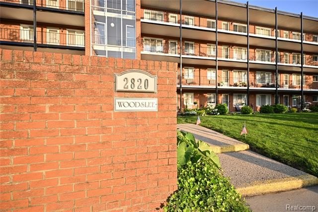 Fourth-floor unit in a well-maintained co-op community, ideally - photo 2