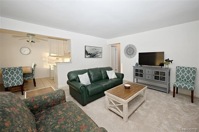 Fourth-floor unit in a well-maintained co-op community, ideally - photo 5