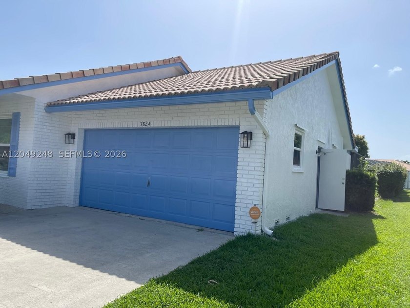 BUY THIS SPACIOUS, BEAUTIFULLY RENOVATED POOL HOME IN THE - photo 3