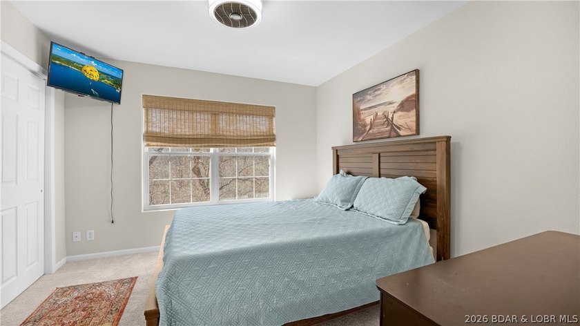 Hard-to-find end-unit townhome in the heart of Lake Ozark with - photo 15