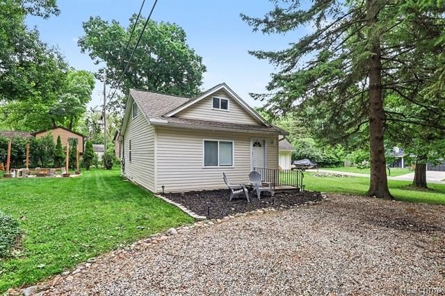 Welcome home to this exceptionally updated and meticulously - photo 3
