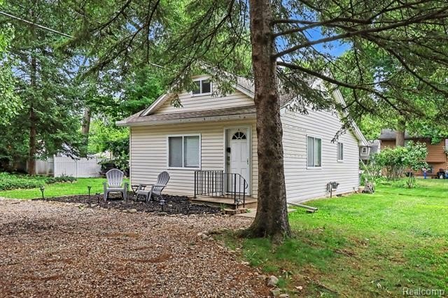 Welcome home to this exceptionally updated and meticulously - photo 4