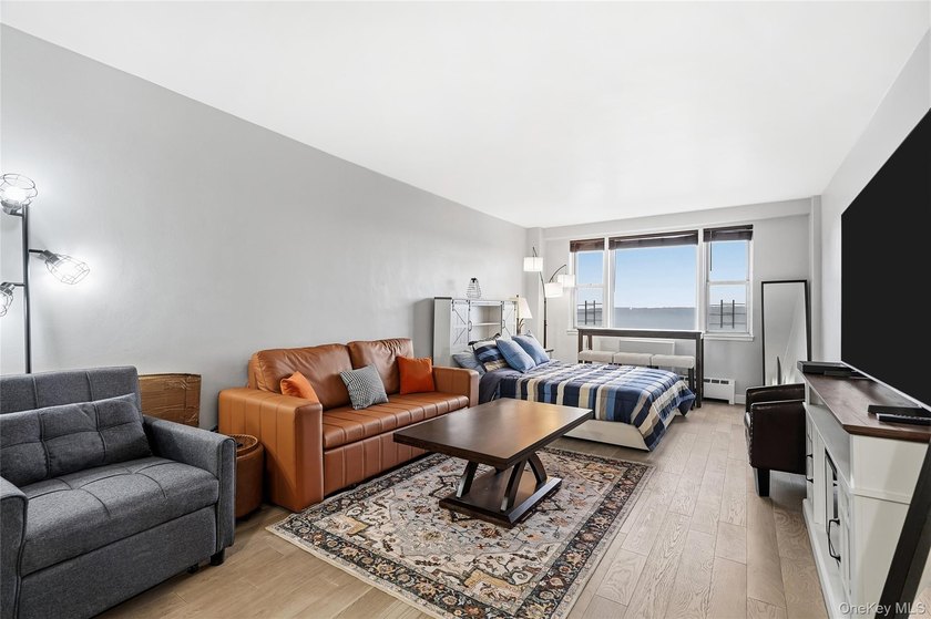 This beautiful pet friendly residence offers a bright, spacious - photo 2