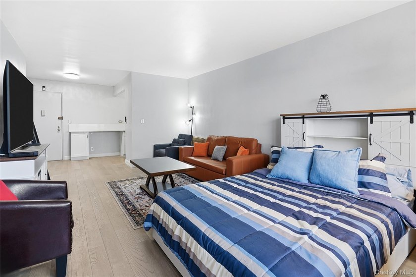 This beautiful pet friendly residence offers a bright, spacious - photo 3
