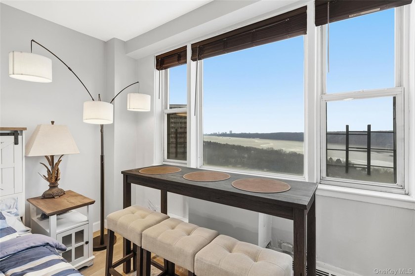 This beautiful pet friendly residence offers a bright, spacious - photo 5