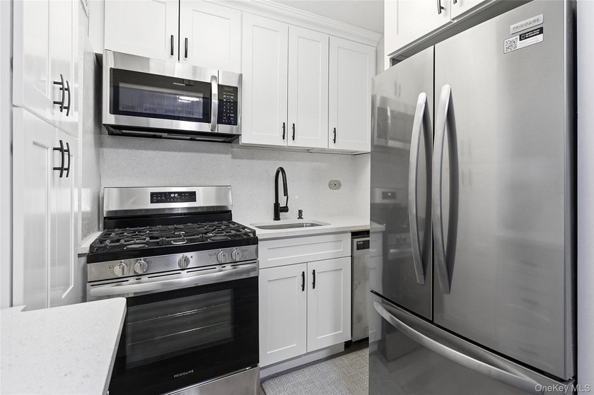 This beautiful pet friendly residence offers a bright, spacious - photo 7