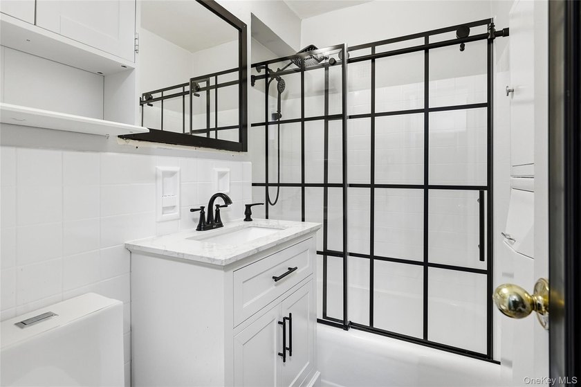 This beautiful pet friendly residence offers a bright, spacious - photo 9