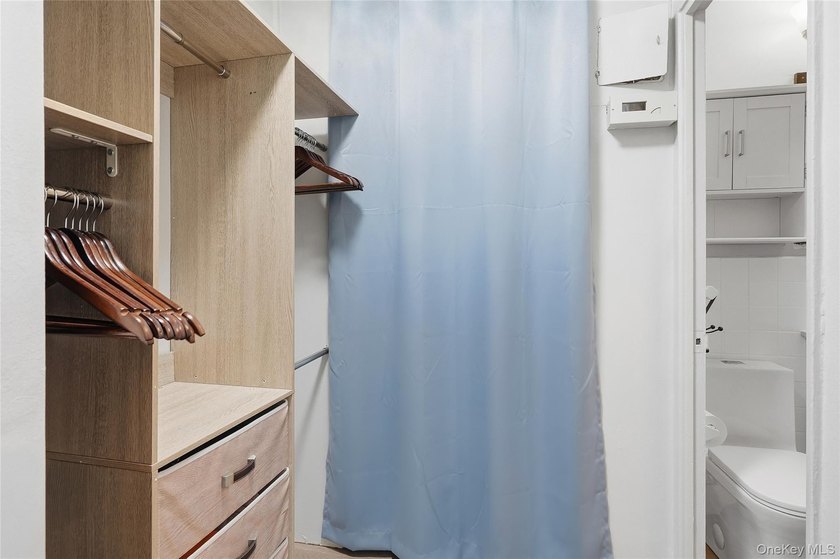 This beautiful pet friendly residence offers a bright, spacious - photo 10