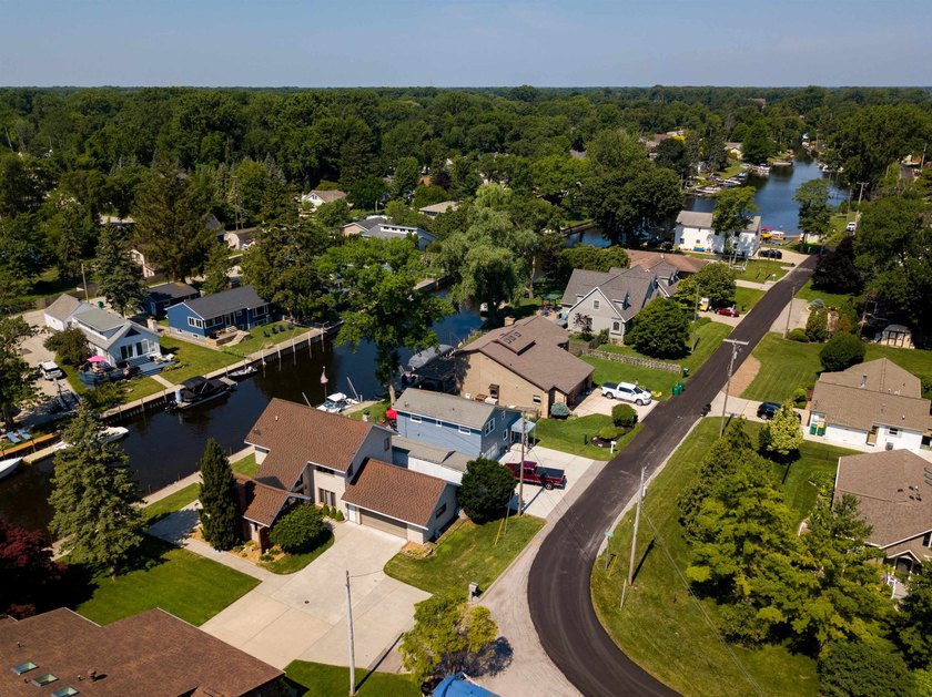 Wake up to a great waterfront view in this beautiful 1884 sq ft - photo 26