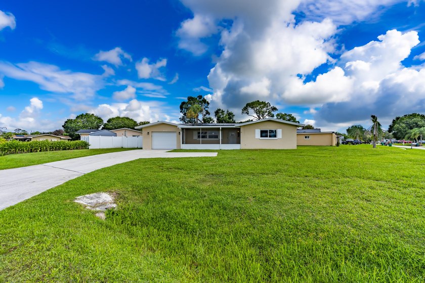 Welcome to this charming three-bedroom, two-bathroom - photo 2