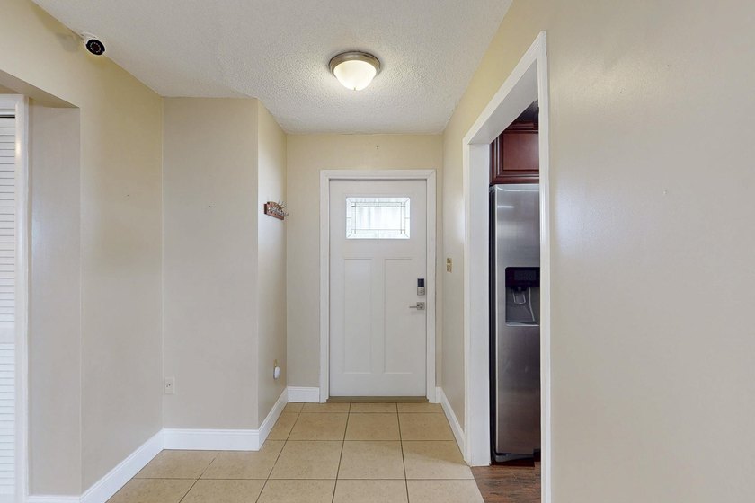 Welcome to this charming three-bedroom, two-bathroom - photo 4