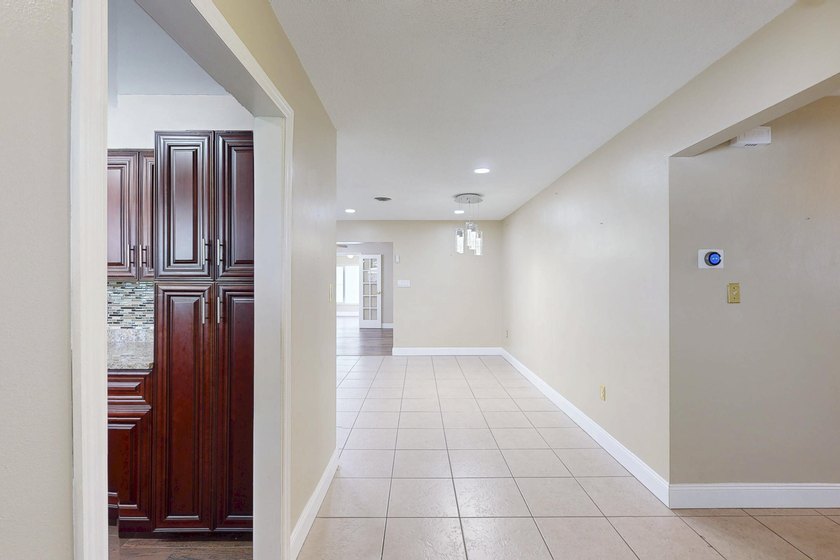 Welcome to this charming three-bedroom, two-bathroom - photo 5