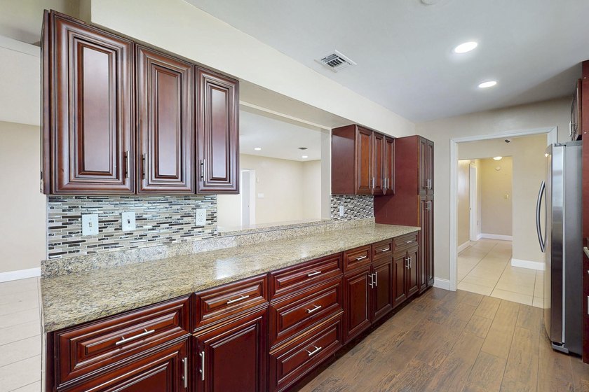 Welcome to this charming three-bedroom, two-bathroom - photo 9