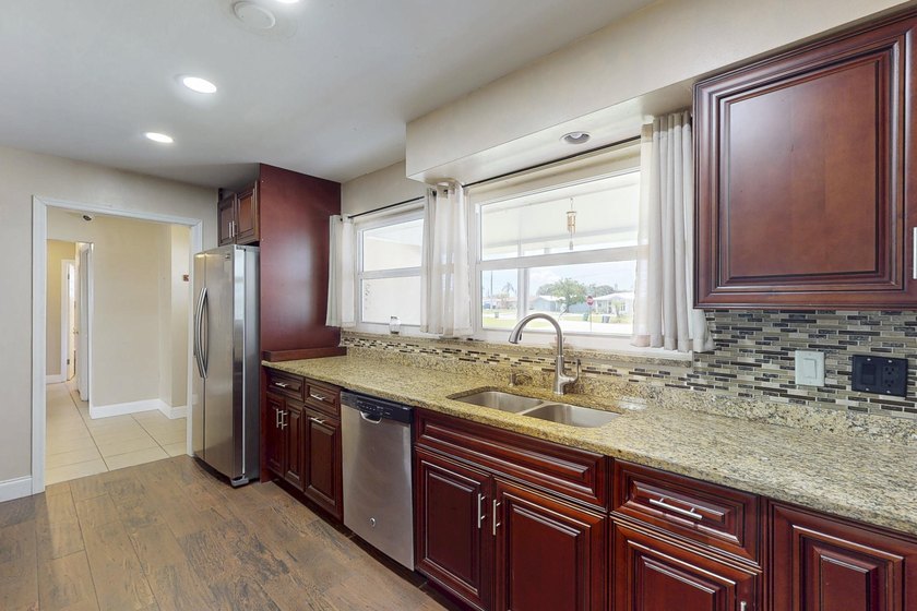 Welcome to this charming three-bedroom, two-bathroom - photo 10