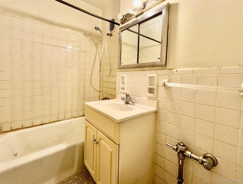 Welcome to The Barbizon - a spacious studio in the heart of - photo 6