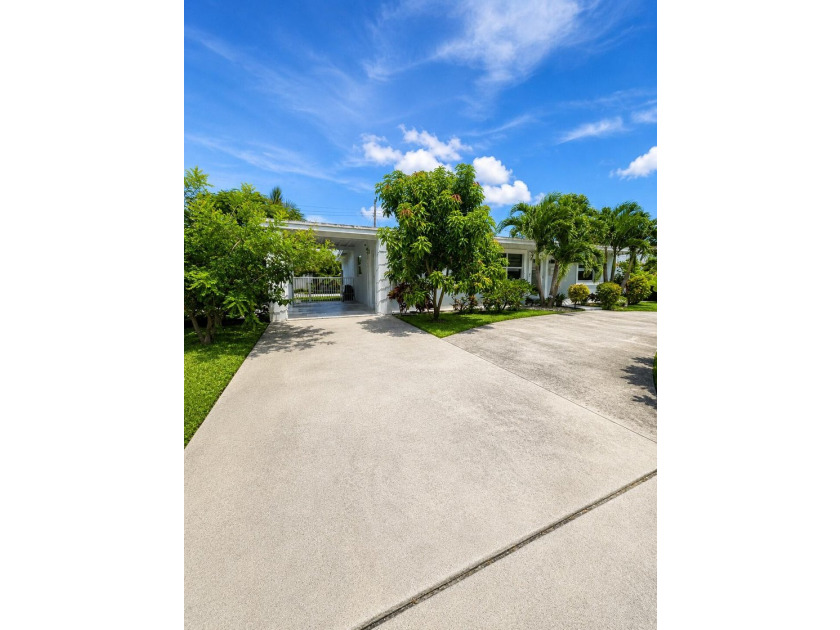 Welcome to this beautifully maintained 4-bedroom, 2-bathroom - photo 5