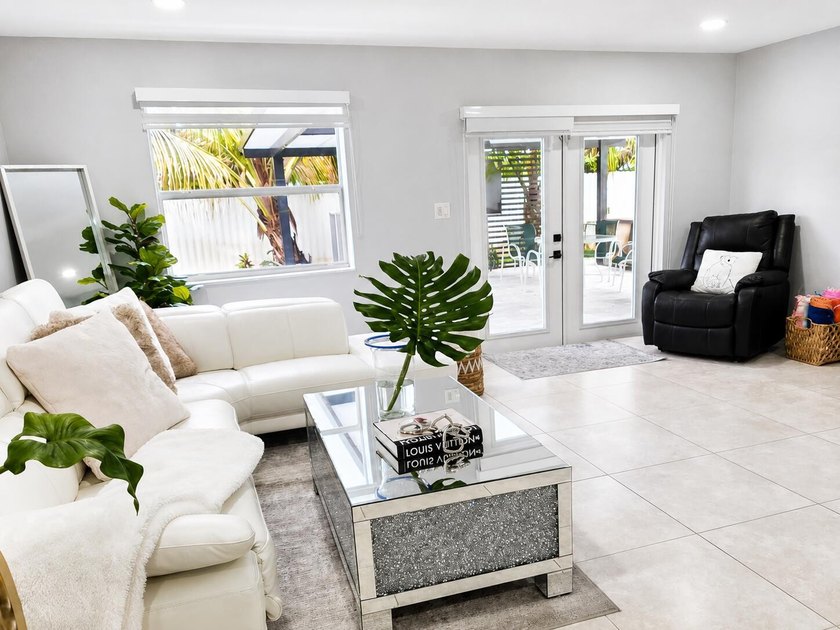 Welcome to this beautifully maintained 4-bedroom, 2-bathroom - photo 9